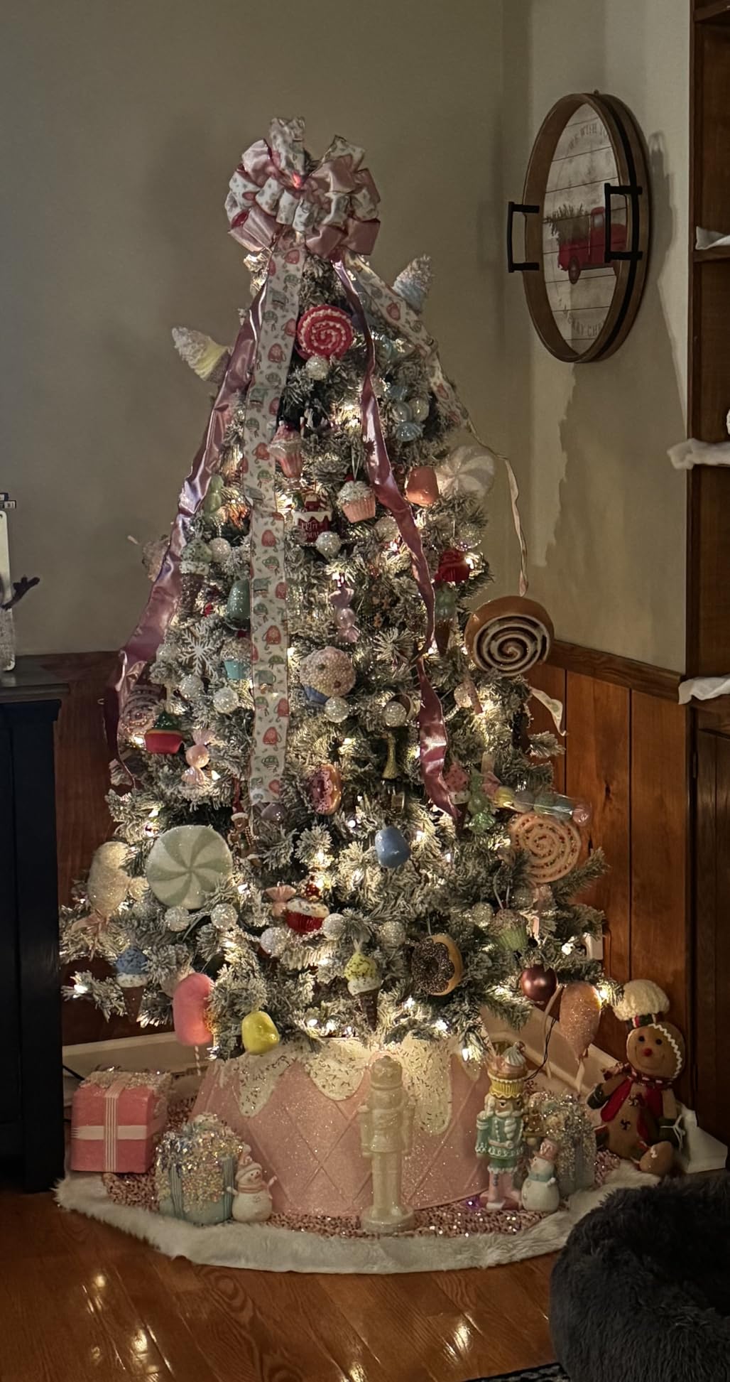 Yaheetech 6ft Pre-Lit Snow Flocked Artificial Christmas Tree, 250 Lights | 820 PVC Branch Tips, Full Snowy Realism, Pre-Strung Warm White Lights, Foldable Steel Stand Included. Green & White. customer photo 2