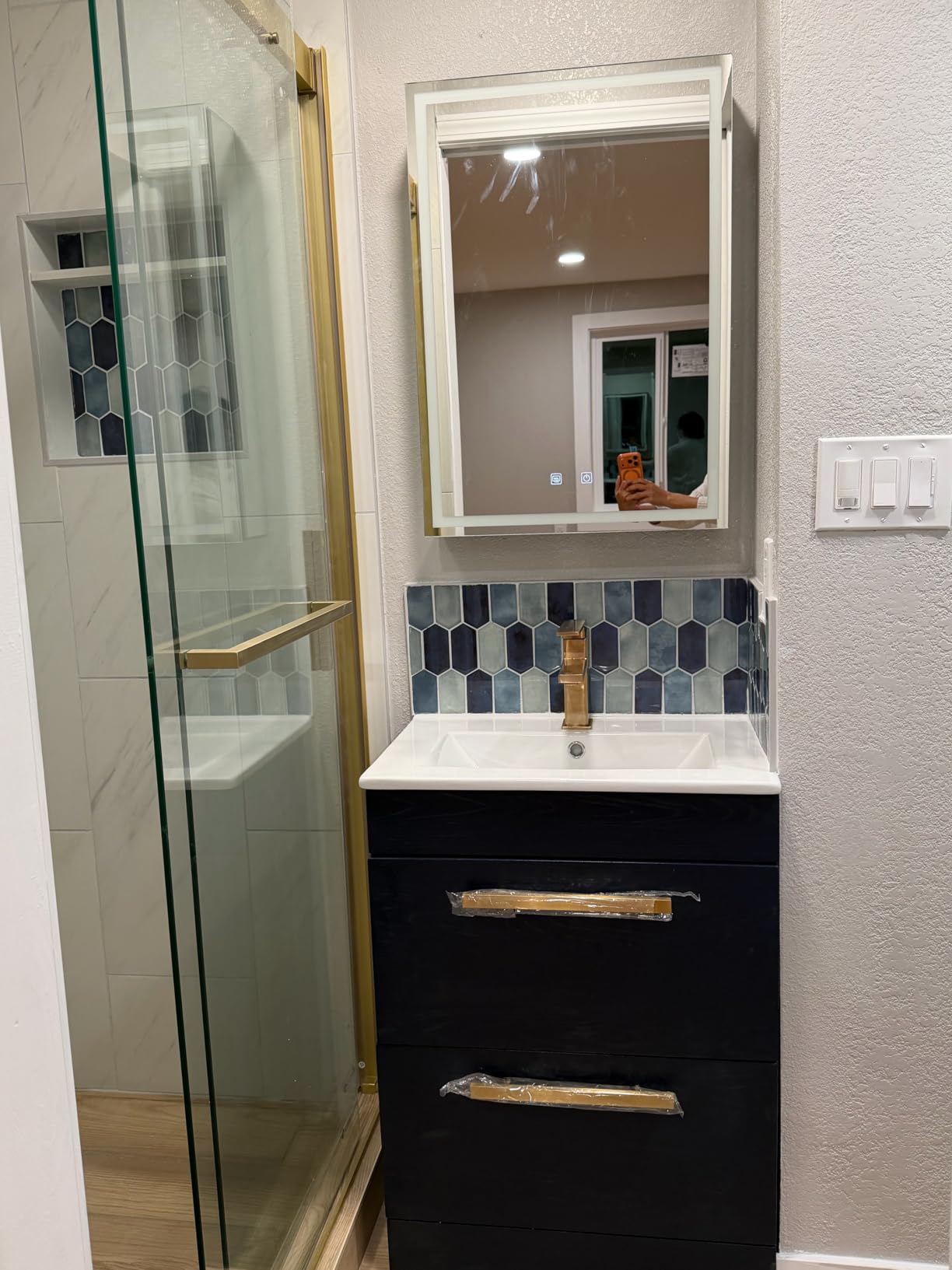GANPE LED Lighted Bathroom Medicine Mirror Cabinet with Sockets & USBs, Anti-Fog Dimmable Light and Color Adjustment, Easy to Install Aluminum Cabinet (20 * 28 Left Hinge) customer photo 1