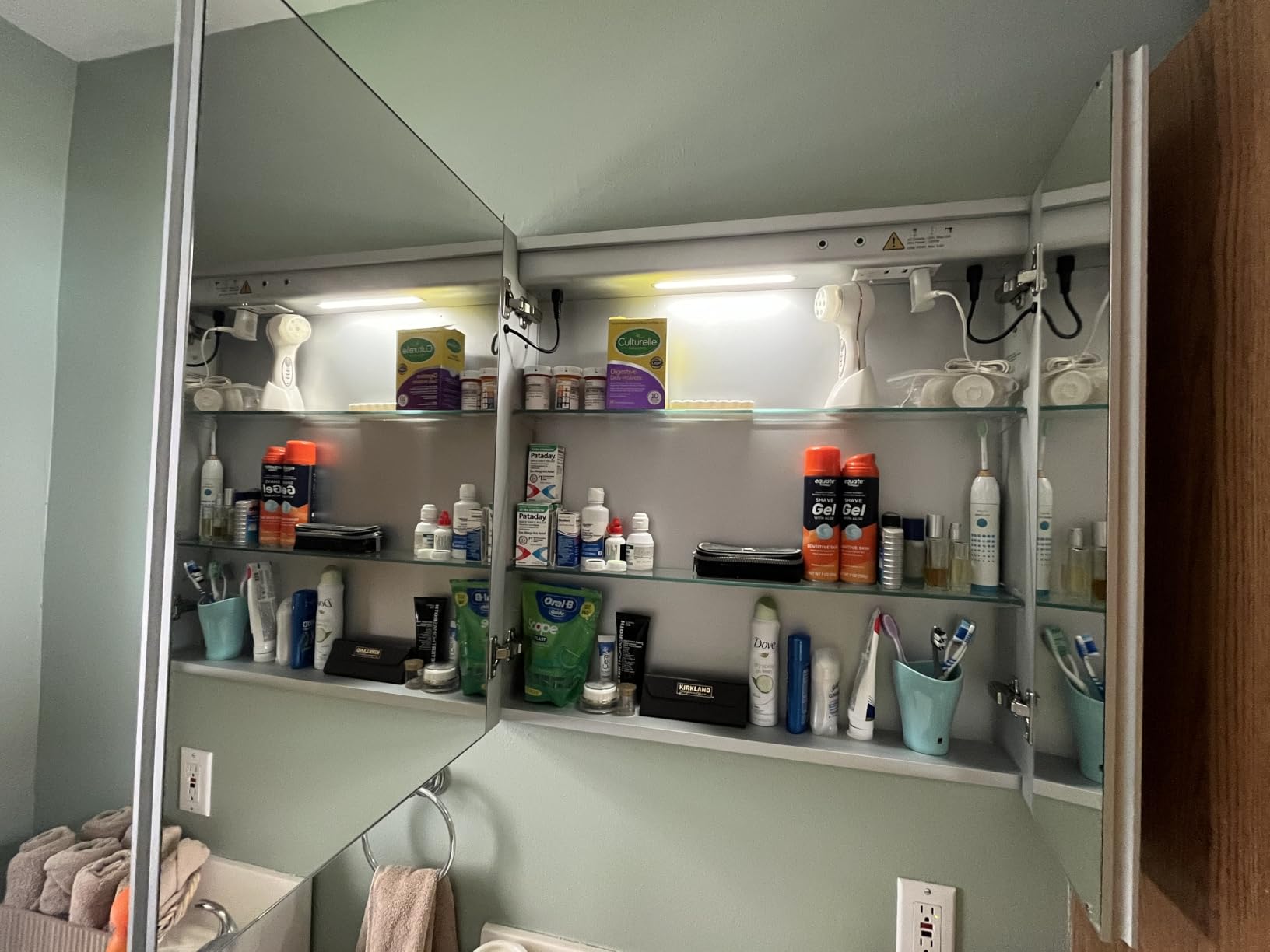 16x24 Inch Medicine Cabinet with Lights, Lighted Medicine Cabinet with Mirror, AL Alloy Frame, Hardwired, Recessed or Wall Mount, 3 Light Colors/Dimmable/Defog, 2 Outlets & USBs, 2 Shelves customer photo 1