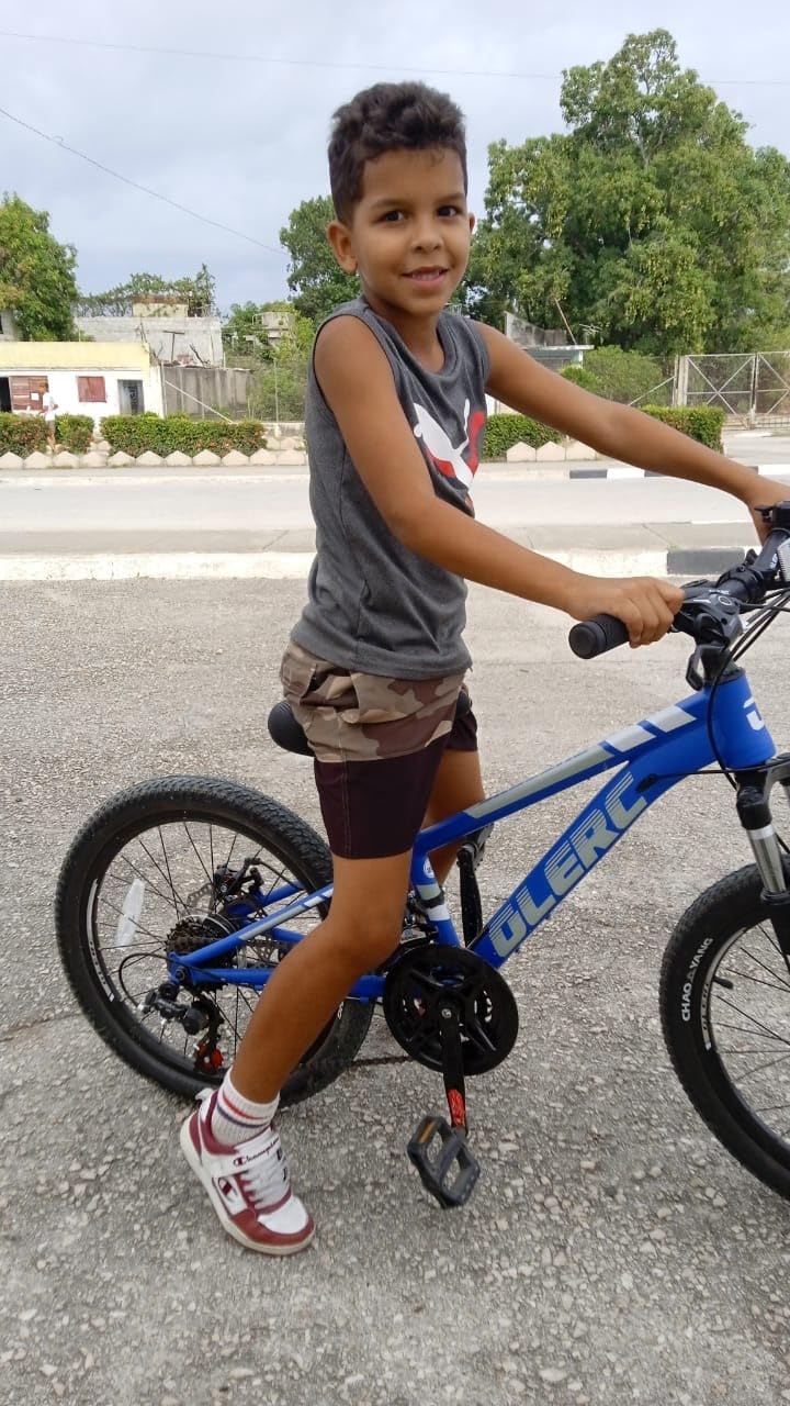 Glerc 20 24 26 Inch Kids Bike, Kids Mountain Bike for Boys and Girls Ages 6+, 21-Speed Skyline Bicycle with Front Suspension and Disc Brakes, Multiple Colors customer photo 2
