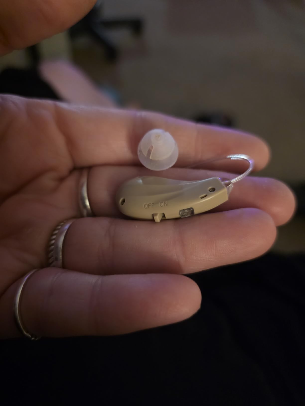 Flaygo Hearing Aids for Seniors,Hearing Aids for People with Hearing Loss, Sound Quality Restoration, Intelligent Noise Reduction, Standby 80h, One-Button Operation, Comfortable Wearing,Beige customer photo 1